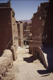 Image du Maroc Professionnelle de  Des berbères traversent une des rues à l'intérieur de l'ancienne Kasbah de Ouarzazate après avoir accompli la prière du Vendredi, le 22 Août 1997. (Photo / Abdeljalil Bounhar)